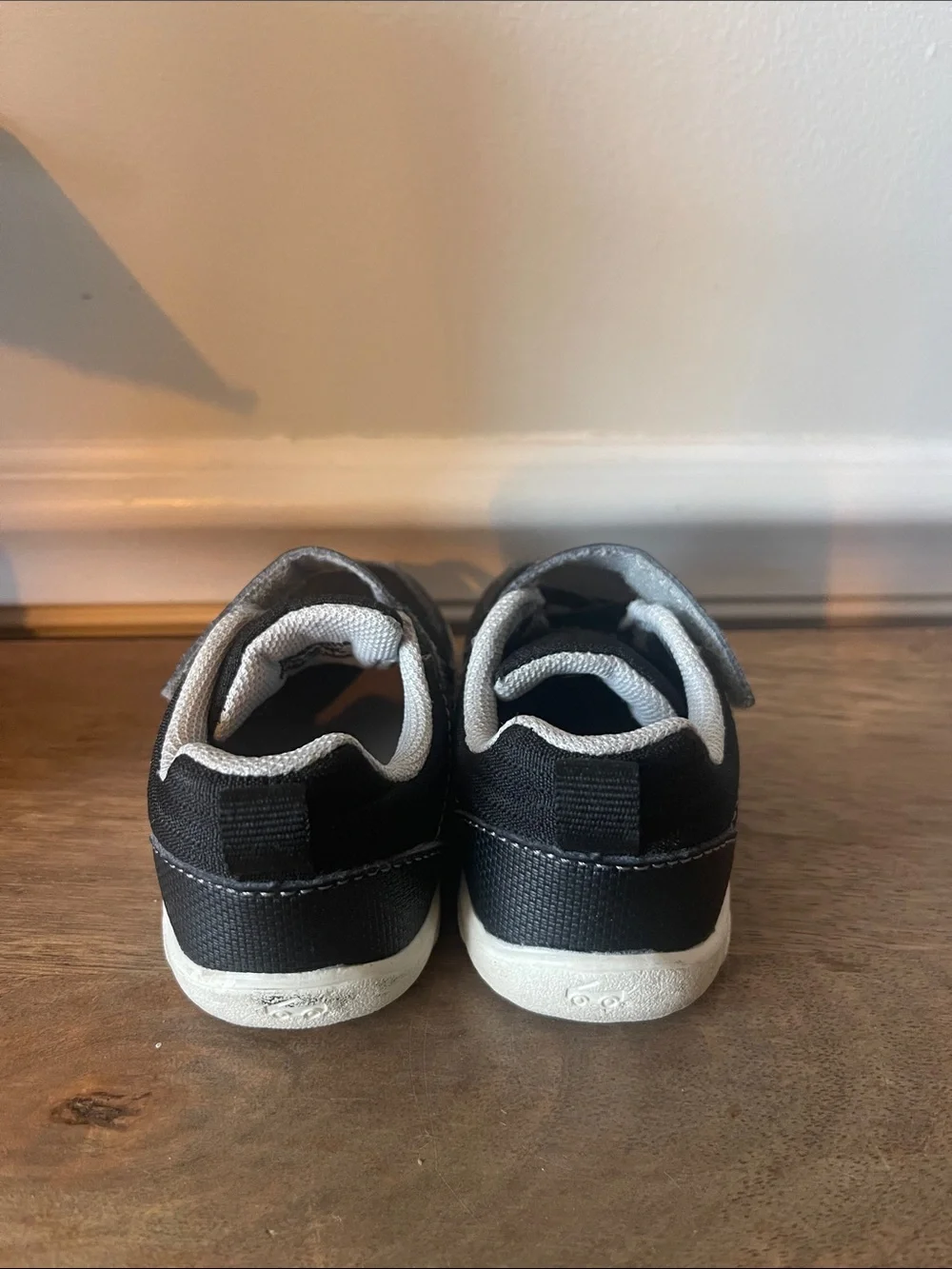 See Kai Run Black Sneakers Size 5